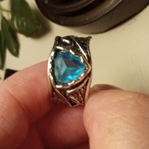 Silver Tone Triangle Shape 💙 Blue Stone Ring Size 10